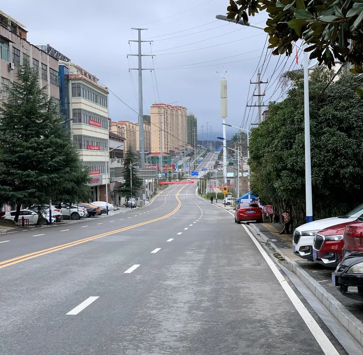 Wide avenue with buildings and traffic in Yingshan County