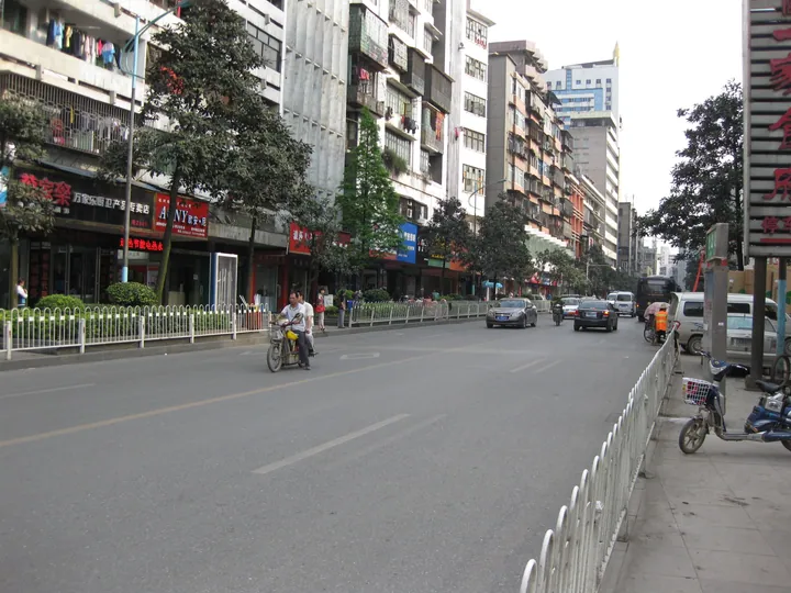 Street scene with shops, motorbikes and traffic on Beihu Road, Chenzhou