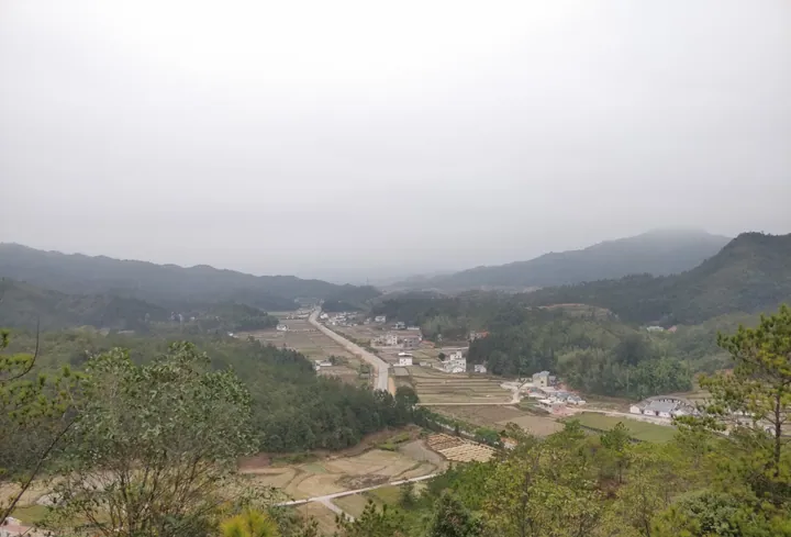 A village in a mountain valley in Pingyuan County