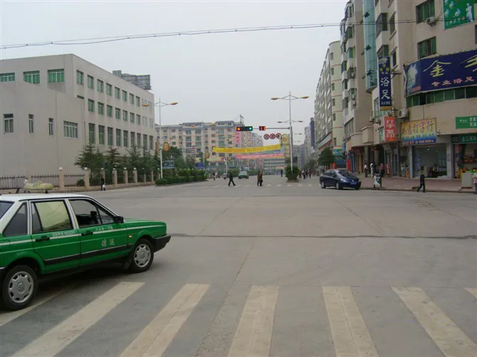 A city street with shops and traffic in Peng'an County