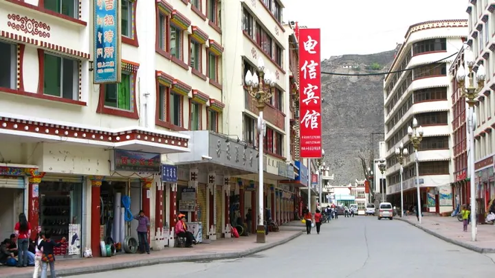 Street scene with Tibetan-style buildings in Xiaojin County