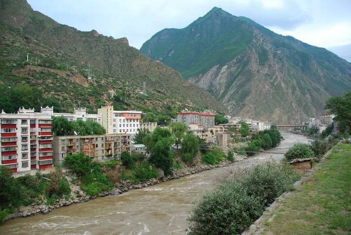 Danba County seat nestled between mountains and river