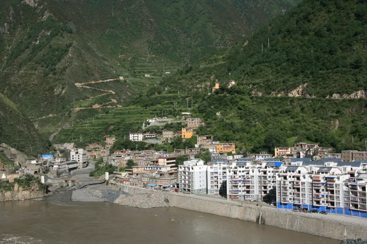 Yajiang county seat along the river