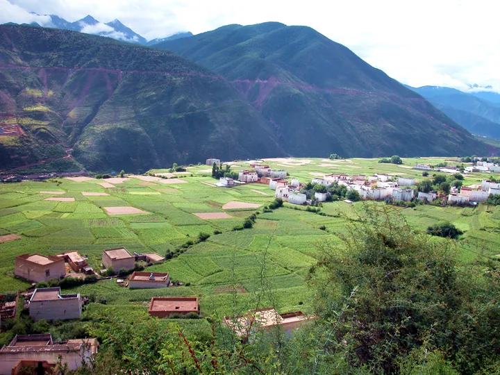 Xiangcheng County seat surrounded by fields and mountains