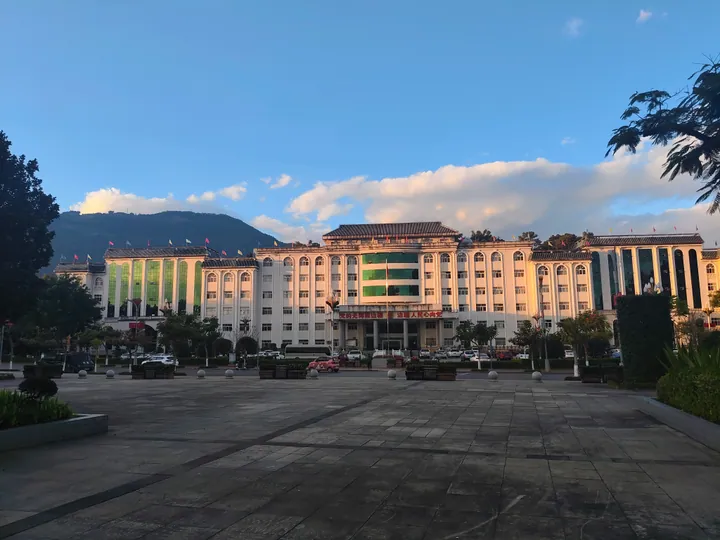 Zhenkang County government building with its forecourt plaza