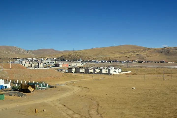 A small town on a high-altitude grassland plain in Amdo County