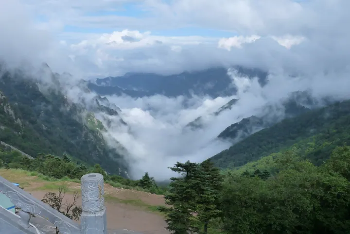 Clouds filling a forested valley, viewed from the Taibai cableway