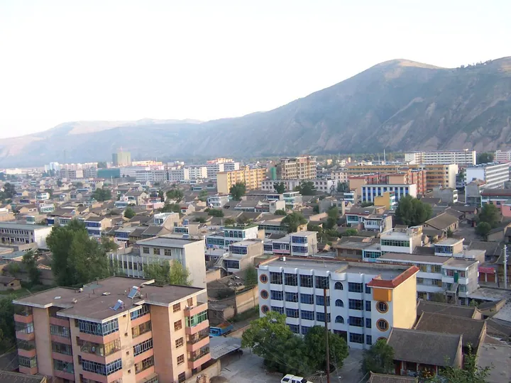 Elevated view of Min County's urban area with mountains behind