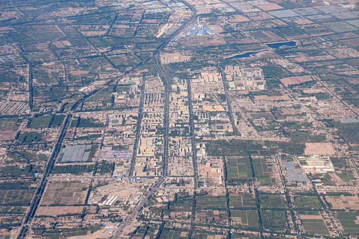 Aerial photograph showing streets, buildings and surrounding farmland of Shufu County