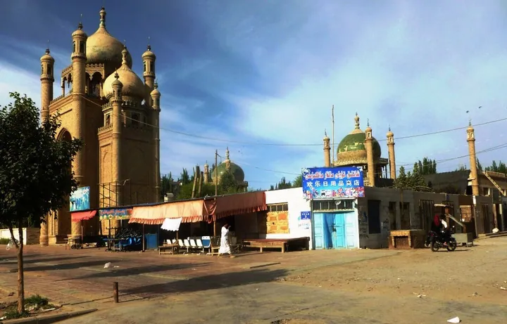 Domed and minaret mosque buildings in Lop County
