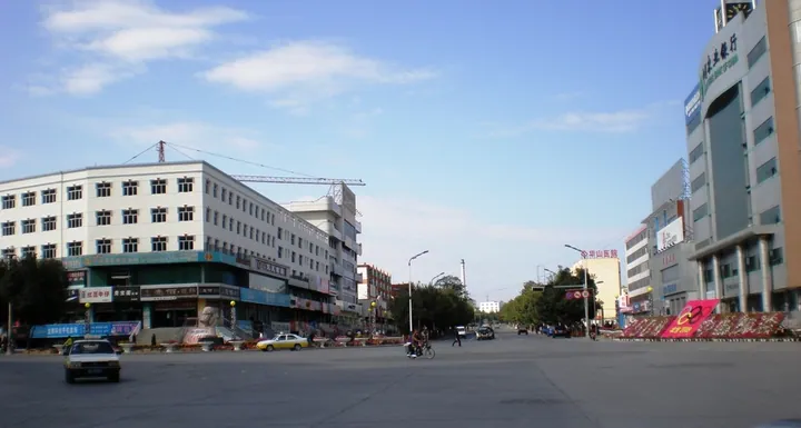 Wide street intersection with buildings in Wusu