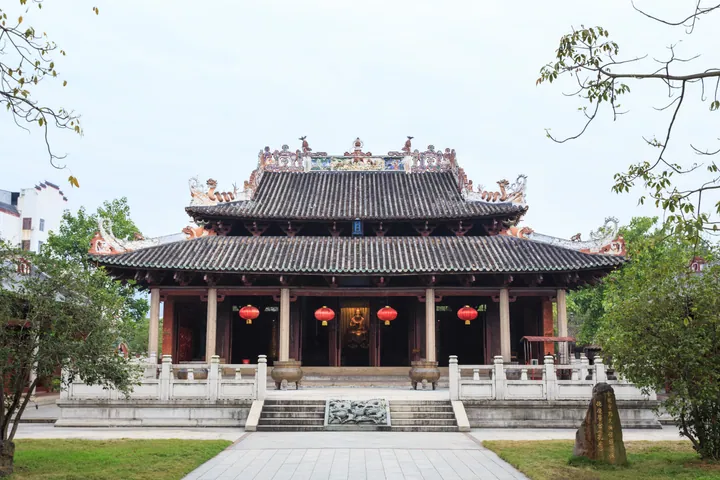 Front view of the Dacheng Hall at Deqing Confucian Temple