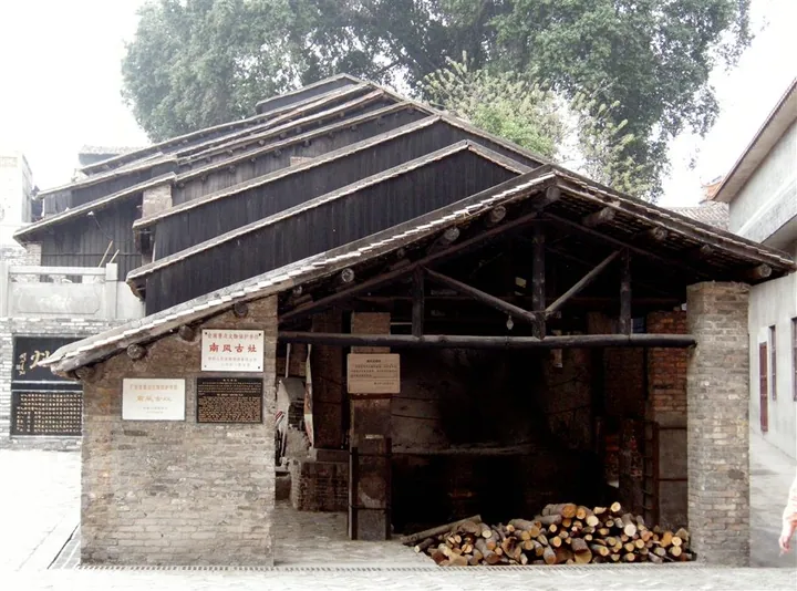Wooden-roofed dragon kiln structure with a sign reading Nanfeng Ancient Kiln