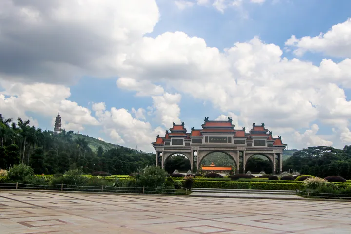 Stone memorial archway at the entrance to Shunfeng Mountain Park