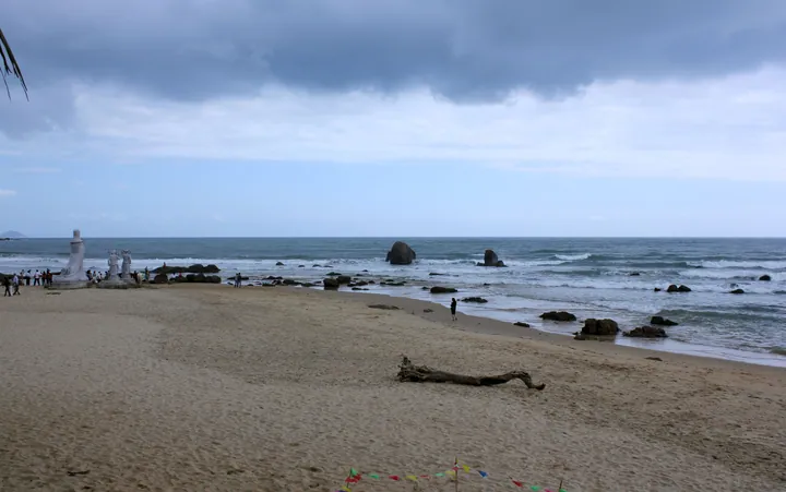 Waves breaking over rocks at Riyue Bay beach