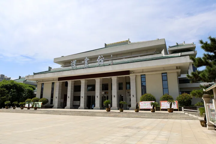 Modern museum building with 汉画馆 lettering on its facade, Nanyang