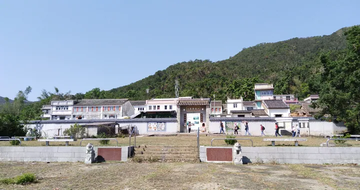 Village houses and gateway at Lai Chi Wo with hills behind