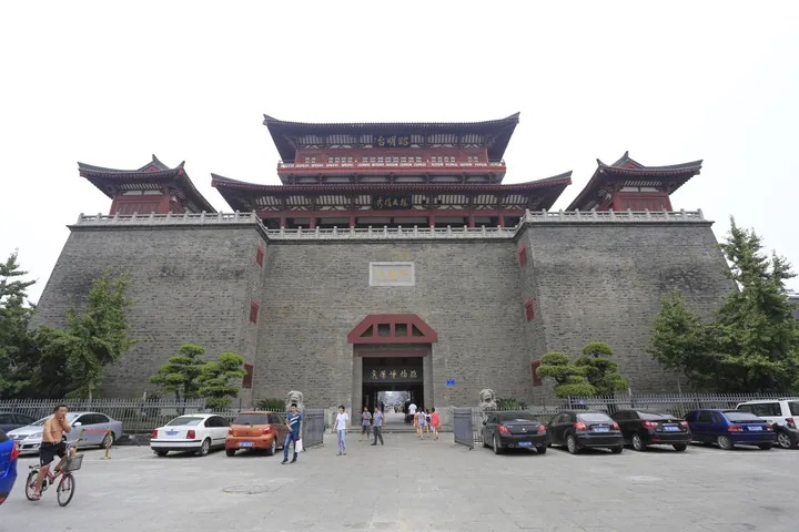 The city-wall-styled entrance building of Xiangyang Museum