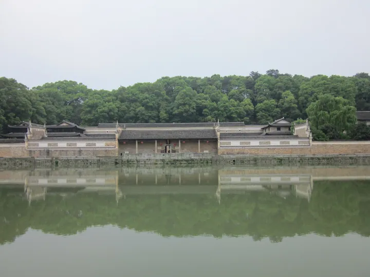 Panoramic view of the Fuhoutang residence complex reflected in its pond
