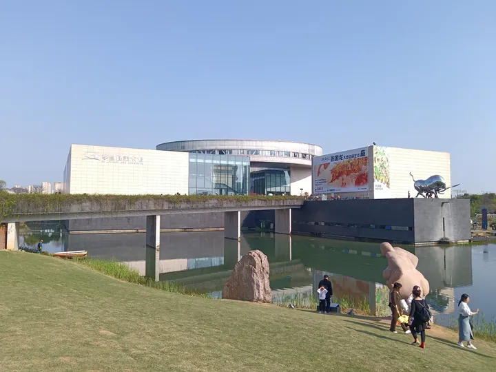 Exterior of the Li Zijian Art Museum with its reflecting pool in Changsha