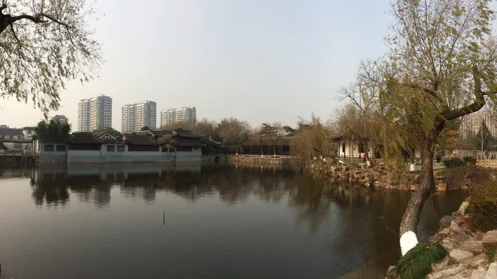 Waterside garden halls and willow trees at Shuihui Garden