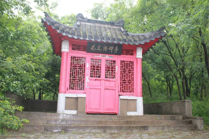 A red-painted memorial pavilion with an inscribed stele on Dalu Island island