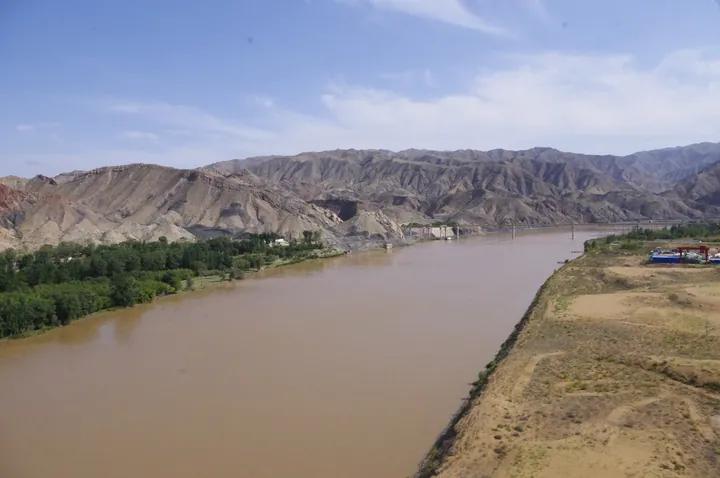 Yellow River winding between mountains near Shapotou, Zhongwei