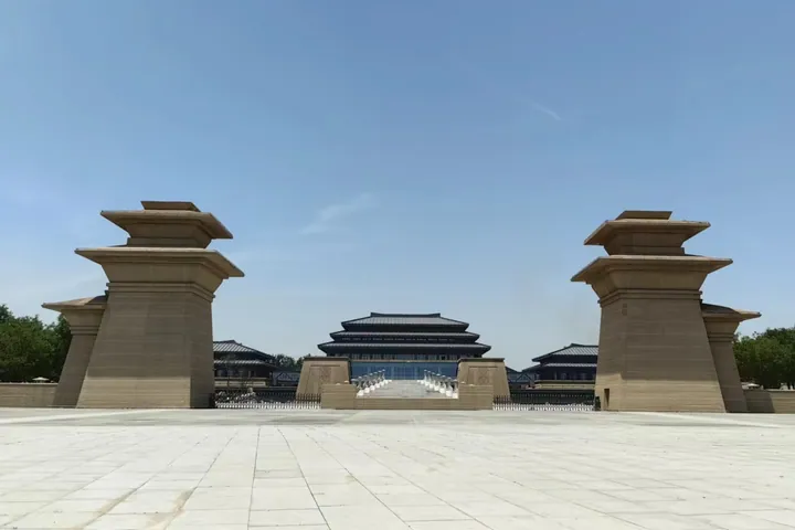 Twin stone pylon gate and main hall of the Qin-Han branch museum