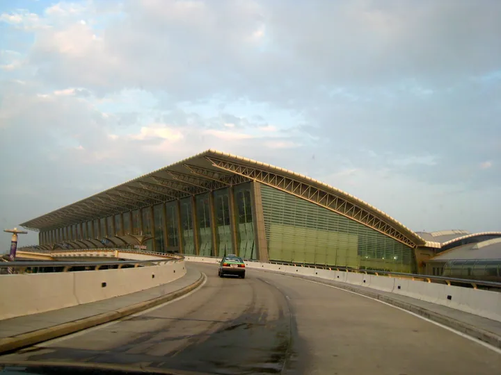 Exterior view of Xi'an Xianyang International Airport's terminal with its sweeping roof