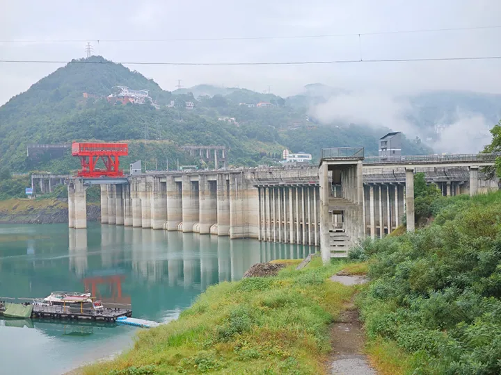 The Ankang hydropower dam and the green waters of Yinghu Lake