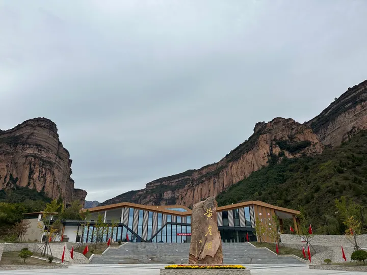 Entrance and marker stone at Huangyadong, Licheng