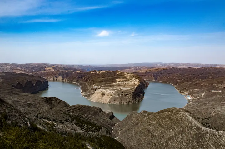 Elevated view of the Yellow River's horseshoe bend around a fortified peninsula at Laoniuwan