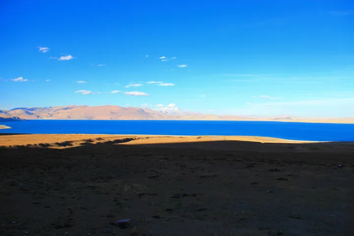 The blue waters of Pelkhu Tso with surrounding mountains