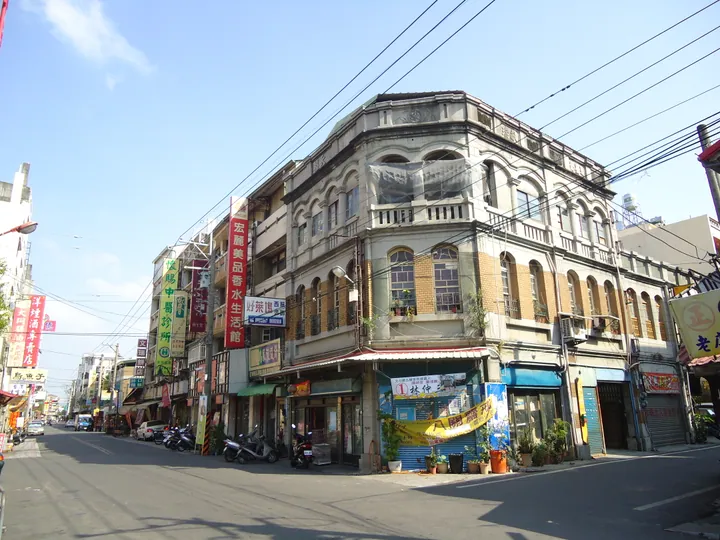A corner building with Baroque-style facade decoration at a street intersection