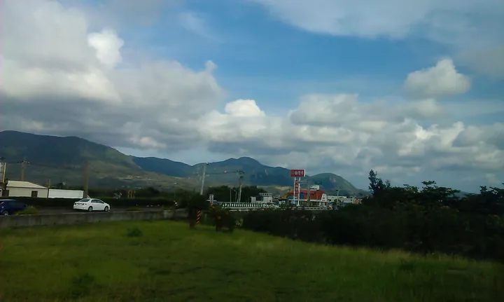 Cloud-capped mountains seen from the roadside in Checheng Township