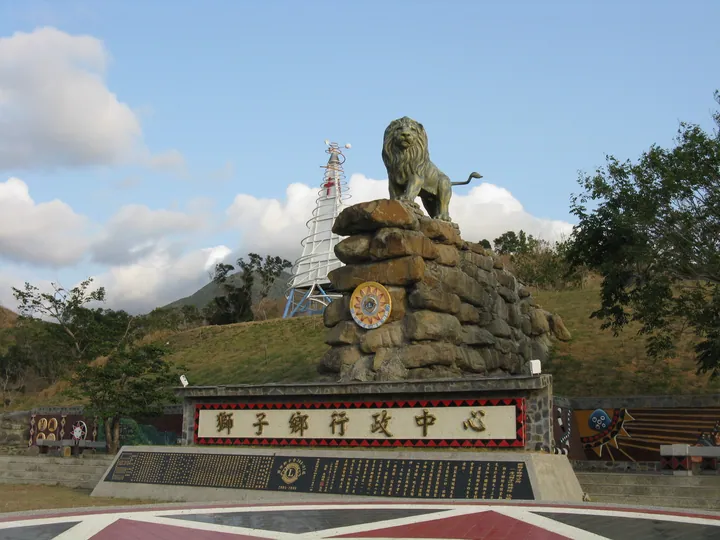 Bronze lion statue atop a stone base at the Shizi Township administration center
