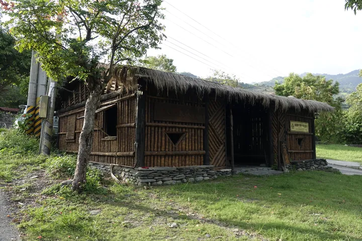 Wood-and-thatch traditional building in Jinfeng Township