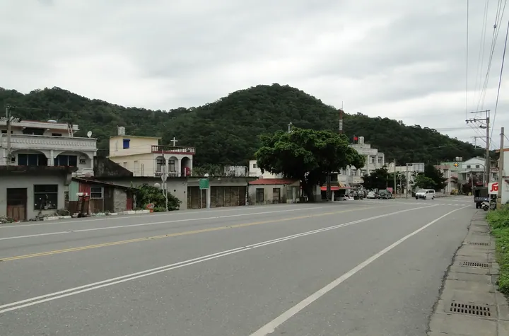 Quiet street in Daren Township with hills in the background