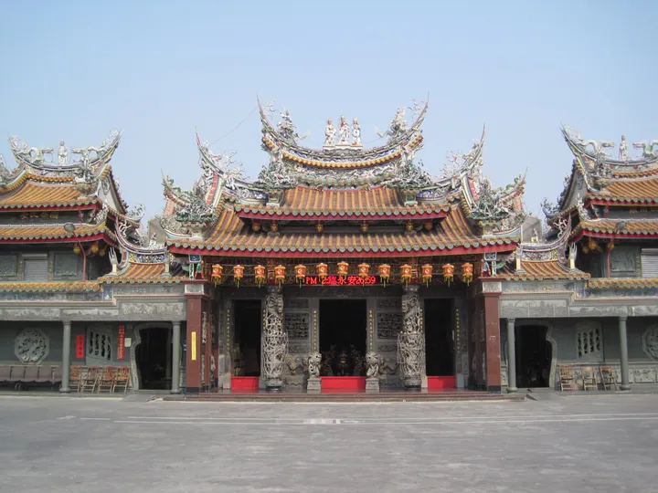 Ornate temple roof and forecourt in Yong'an District