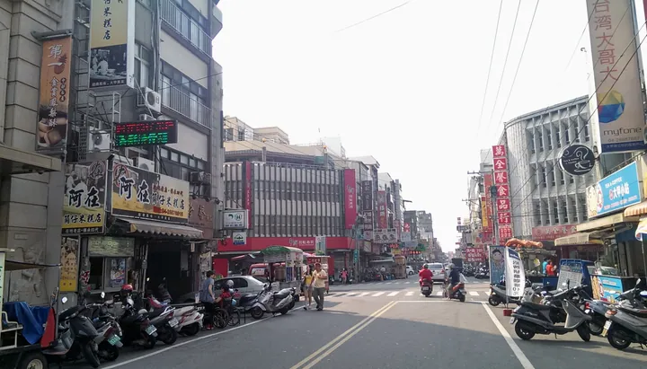 Street scene on Jianggong Road in Dajia District