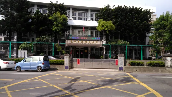 Multi-storey government office building with trees and a flag in Da'an District, Taichung