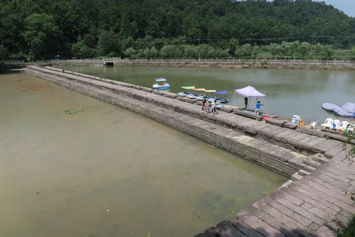 Stone weir of Tuoshan Yan spanning the Yin River