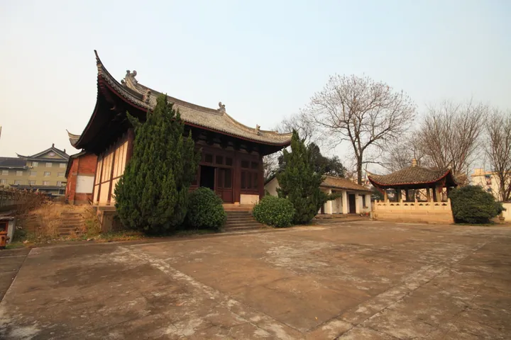 Timber-frame main hall of Tianning Temple beside a small pavilion, Jinhua