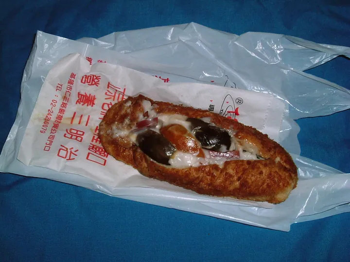 A deep-fried Keelung nutritious sandwich filled with ham, egg and vegetables