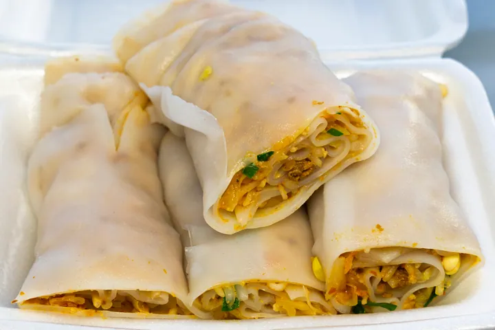 Rolled rice-noodle wraps filled with vegetables
