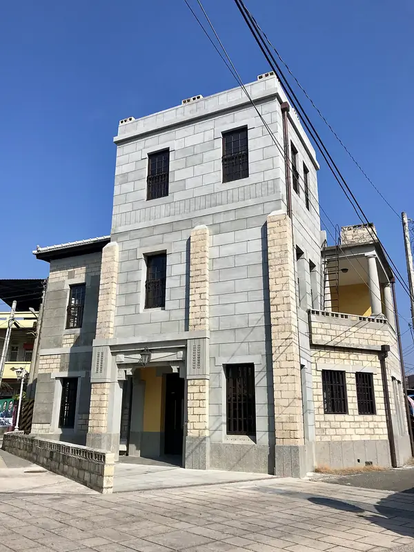 Representative view in Jiadong Township · 佳冬鄉代表景观：佳冬蕭屋洋樓修復後