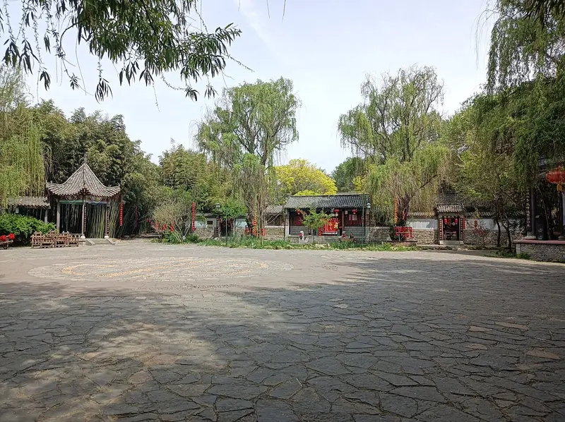 Representative view in Yinan County · 沂南县代表景观:沂南竹泉村——福星广场