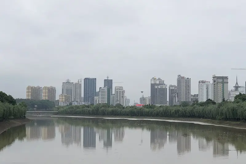 Representative view in Chongyang County · 崇阳县代表景观：淦河岸边 5477