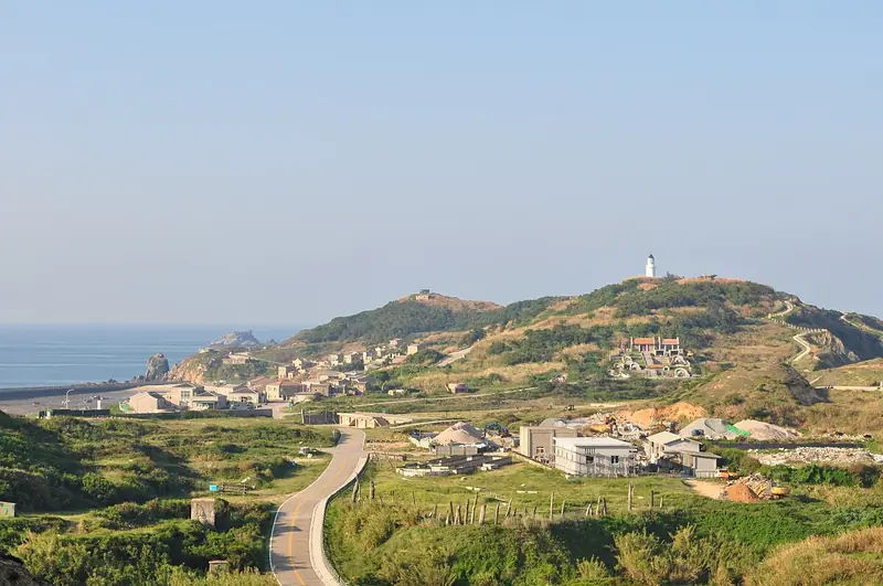 Representative view in Juguang Township · 莒光鄉代表景观：東莒島燈塔及其景觀