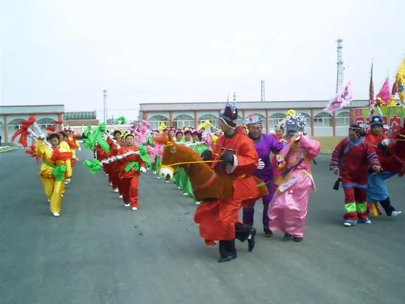 Representative view in Hekou District · 河口区代表景观:群众文化活动丰富多彩